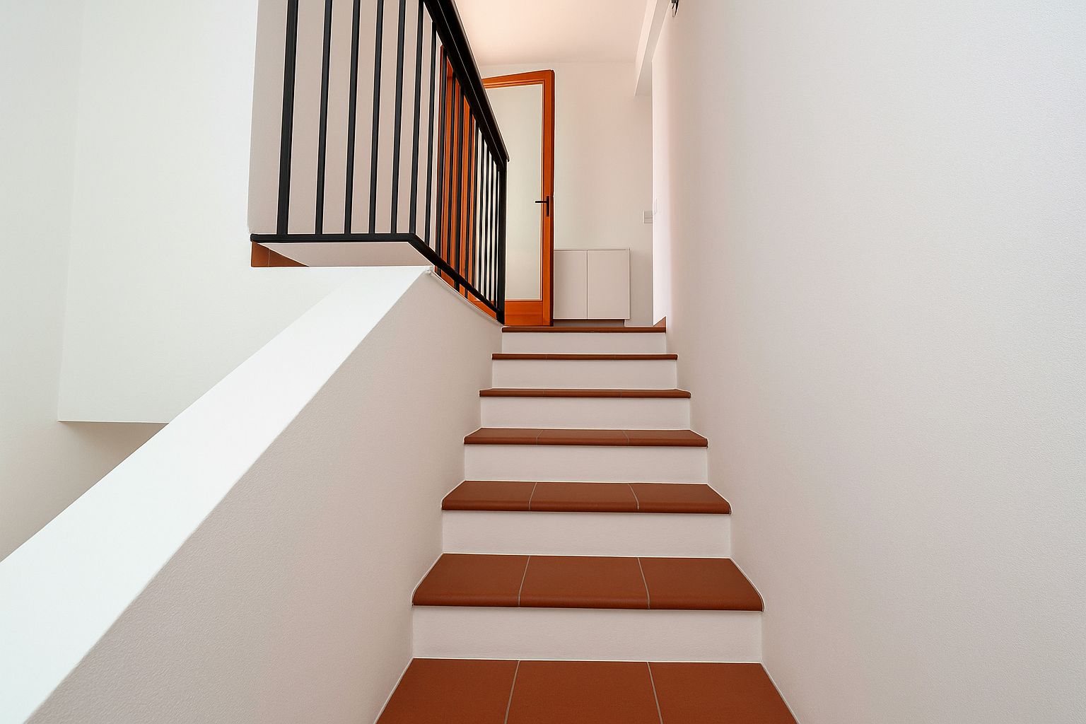 20250419_1714_Scala Interna Minimalista_remix_01js79qq4gfbj8wby4evdh3c1e